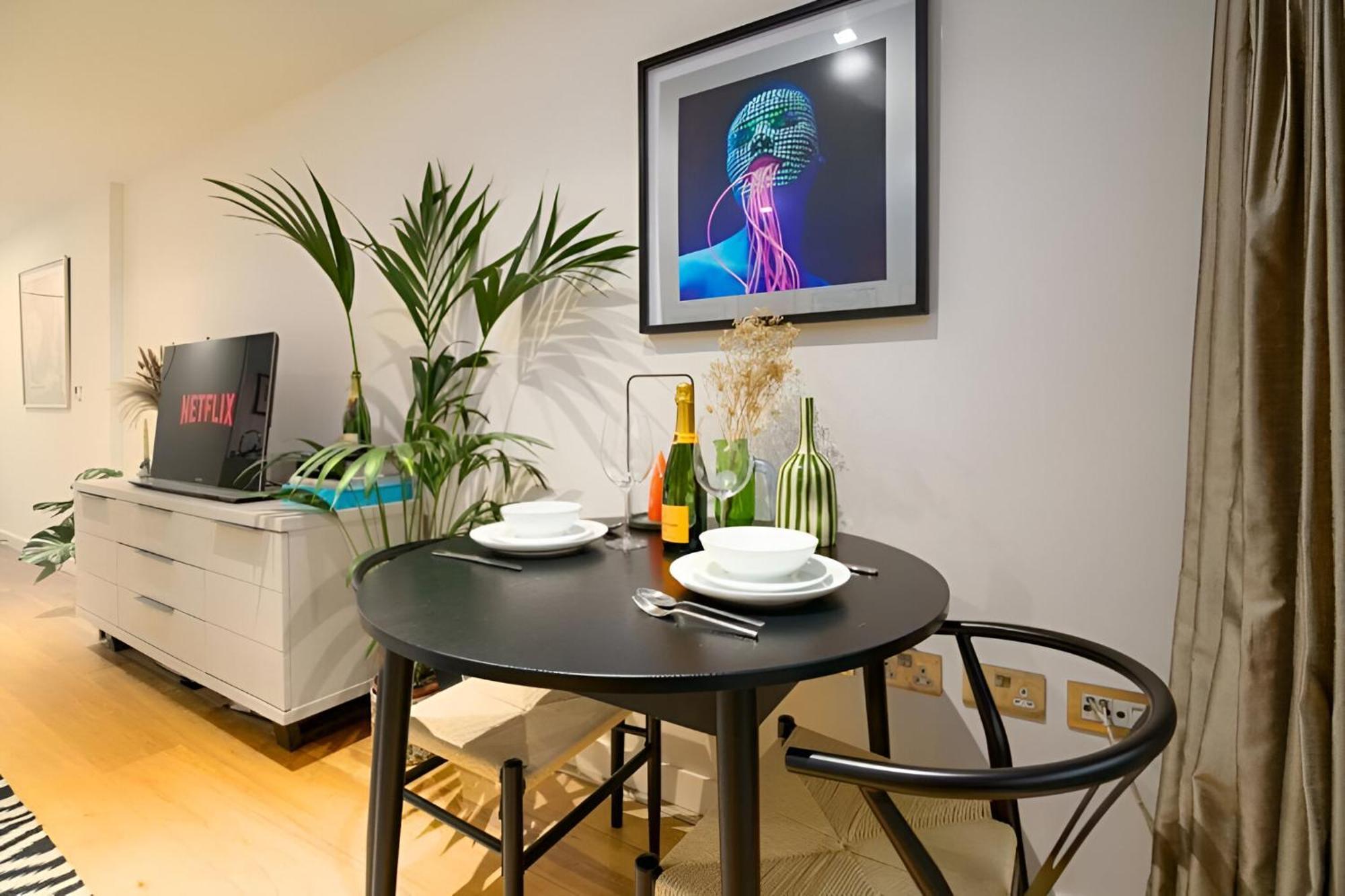 Апартаменты Elegant 2bd Flat Near Old Street, *